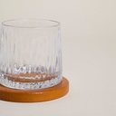VASO DE WHISKY CON BASE DE MADERA