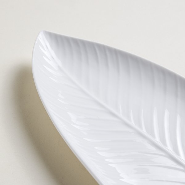 BANDEJA DE PORCELANA HOJA BLANCO 32X15 CM