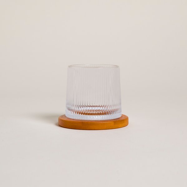 VASO DE WHISKY CON BASE DE MADERA