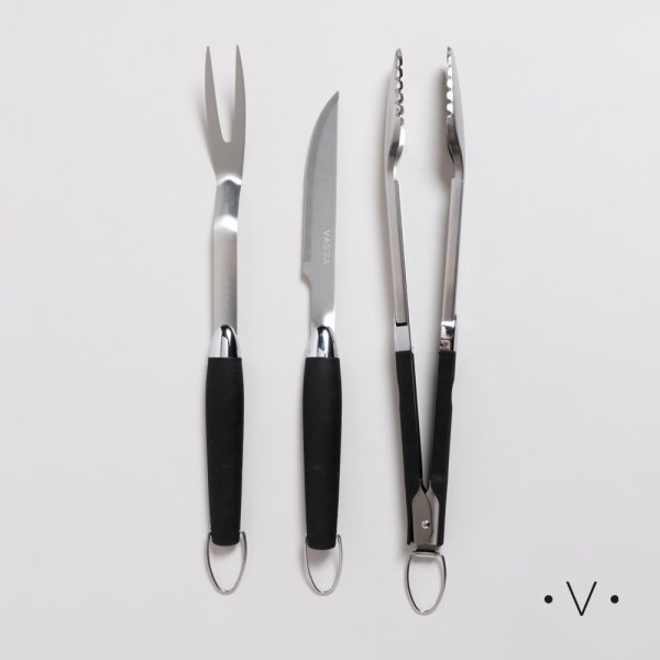 SET DE ASADO Y PINZA DE ACERO INOXIDABLE CON MANGO NEGRO VASSA HOME