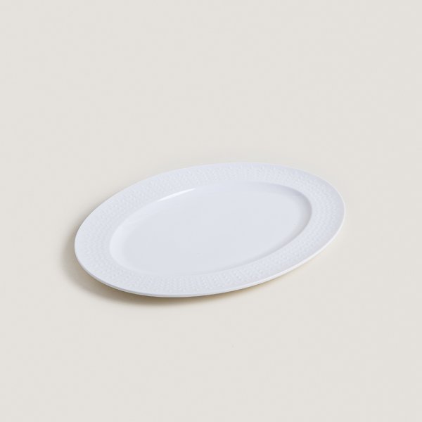 PLATO OVAL PORCELANA BLANCA DISEÑO ESPIGADO 35.8X25.5 CM