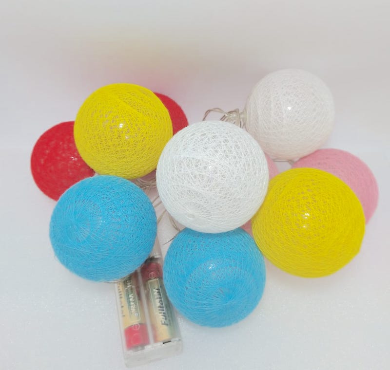 OFERTA GUIRNALDAS ESFERA HILO COLORES X 10 + LUCES 2 METROS A PILA