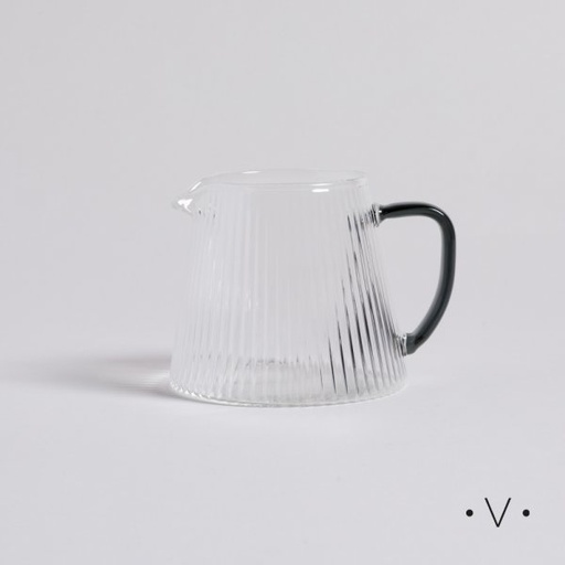 [4113440] JARRA DE BOROSILICATO CON MANGO NEGRO 500 ML VASSA HOME