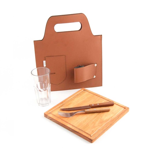 [410132] SET DE ASADO X 1 CUADRADO XL CARAMELO  MATERIALES: ECOCUERO TRICAPA Y MADERA LEUKA COMPENSADA CURADA E IMPERMEABILIZADA CON OLEO VEGETAL.
